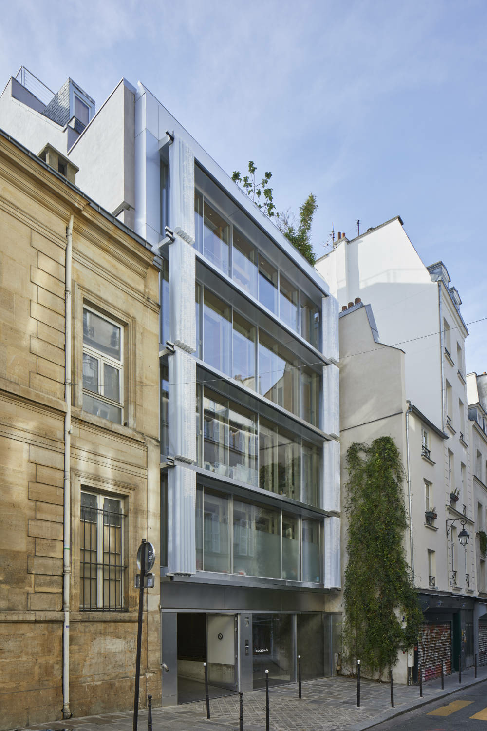 Bei dem Gebäude handelt es sich um ein ehemaliges Bürogebäude der 1970er-Jahre, das nach Plänen des ortsanasässigen Architekturbüros Moussafir Architectes in ein Wohn- und Geschäftshaus umgebaut wurde.