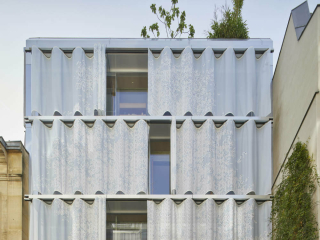 Das Amsterdamer Designbüro Inside Outside hat einen maßgeschneiderten Fassadenvorhang für Wohn- und Geschäftsgebäude in Paris entworfen.