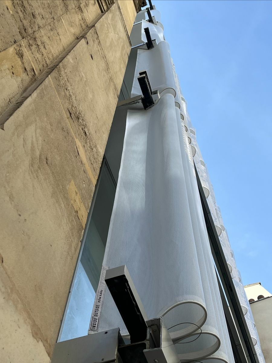 Elastische Stabelemente, die die Behänge an ihrem oberen wie unterem Ende straffen, sorgen für die Wellenform.