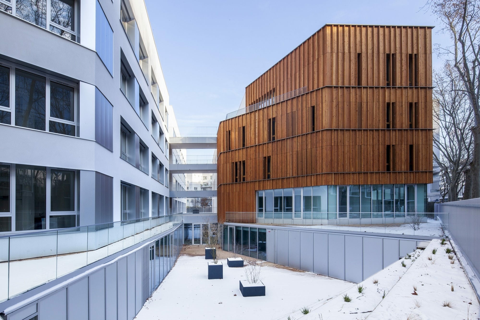 NZI Architectes trennten die beiden Gebäudeteile des ehemaligen Bürohauses: So ließen sich Fenster zu allen Seiten realisieren.
