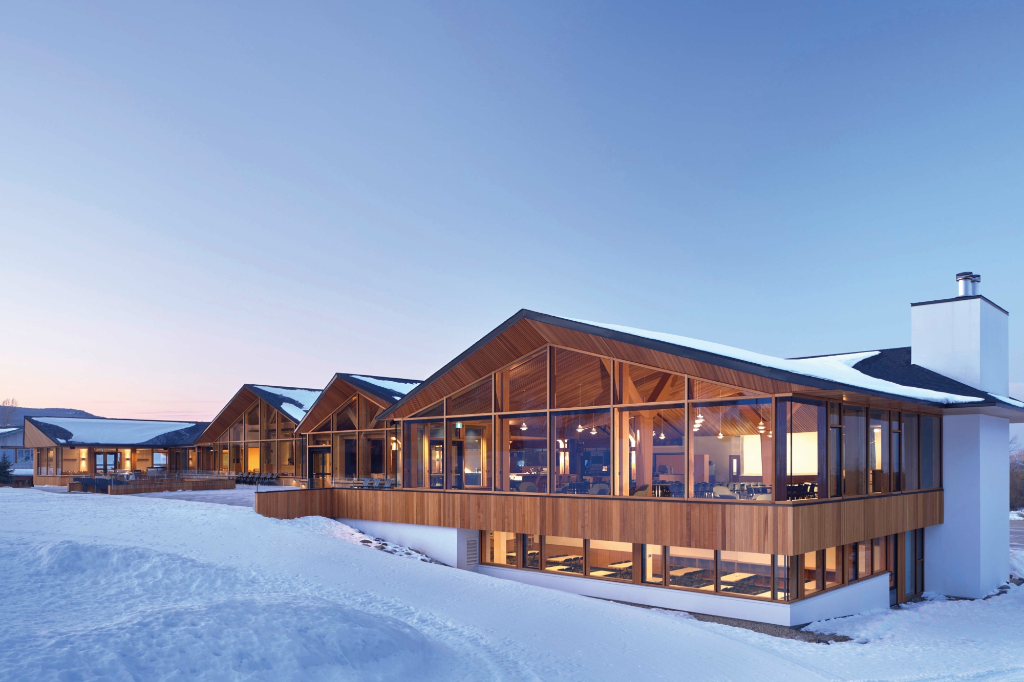 Sanierung des Osler Bluff Ski Clubs, The Blue Mountains, Canada (Architektur: Williamson Williamson Architects) mit Holz-Elementfassade Element+ H-I