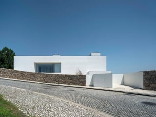 Klare Linien prägen das Wohnhaus, welches NOARQ aus einem leerstehenden, unvollendeten Bau entwickelt haben.
