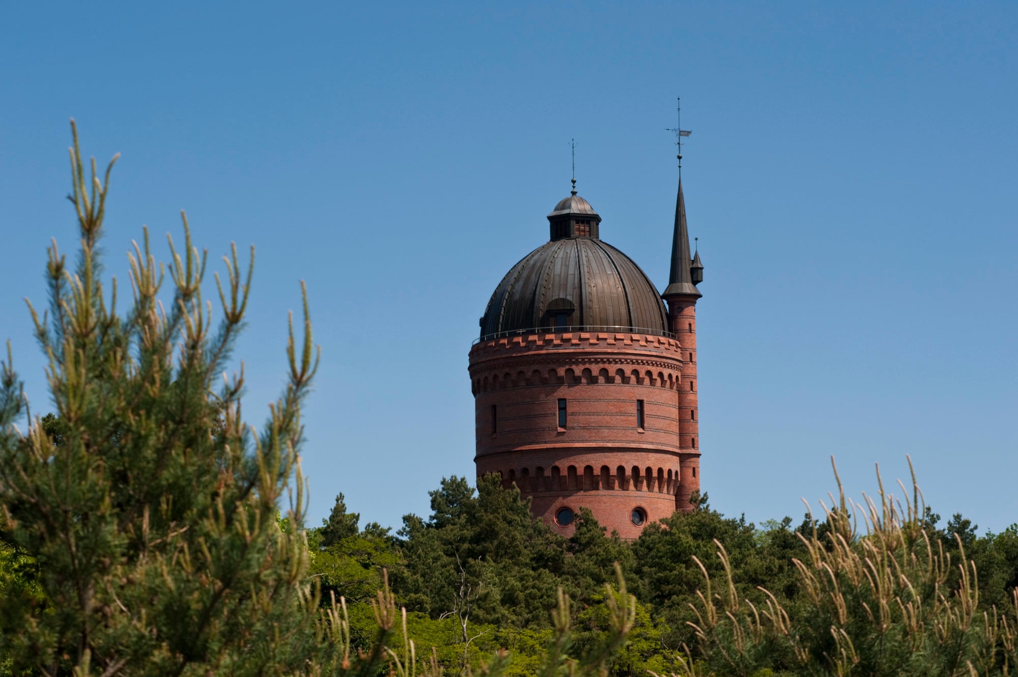 Wassertürme sind Hochbehälter zur Trinkwasserversorgung auf ebenem Gelände (im Bild: Wasserturm Cottbus-Sachsendorf).