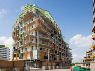 Großzügige Balkone umschließen die „Living Gardens“ in der Seestadt Aspern. 