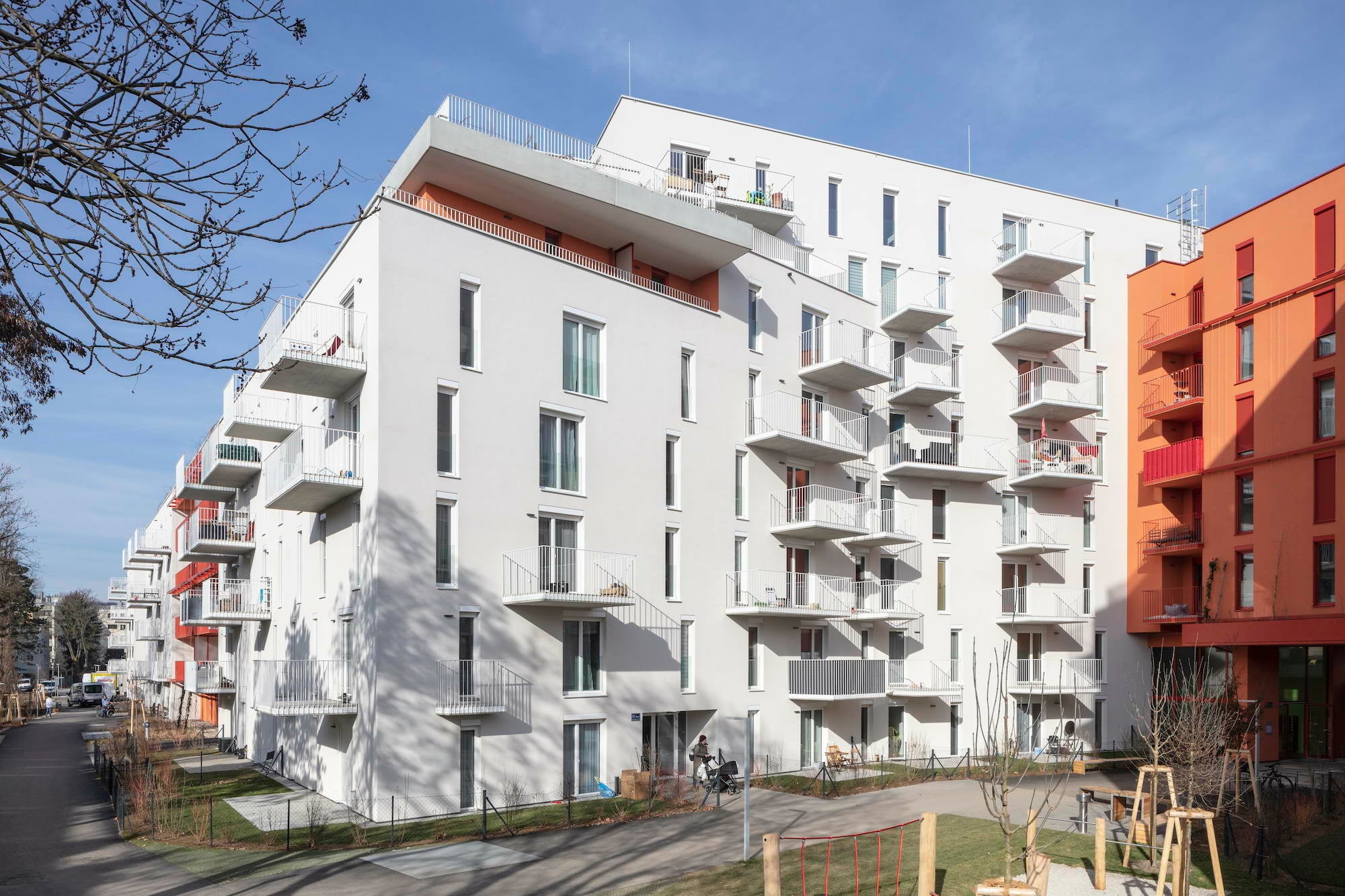 Von der Straßenseite der Käthe-Dorsch-Gasse aus deutlich erkennbar sind die großzügigen, gemeinschaftlichen Terrassenflächen auf den nach Süden ausgerichteten Gebäudeteilen.