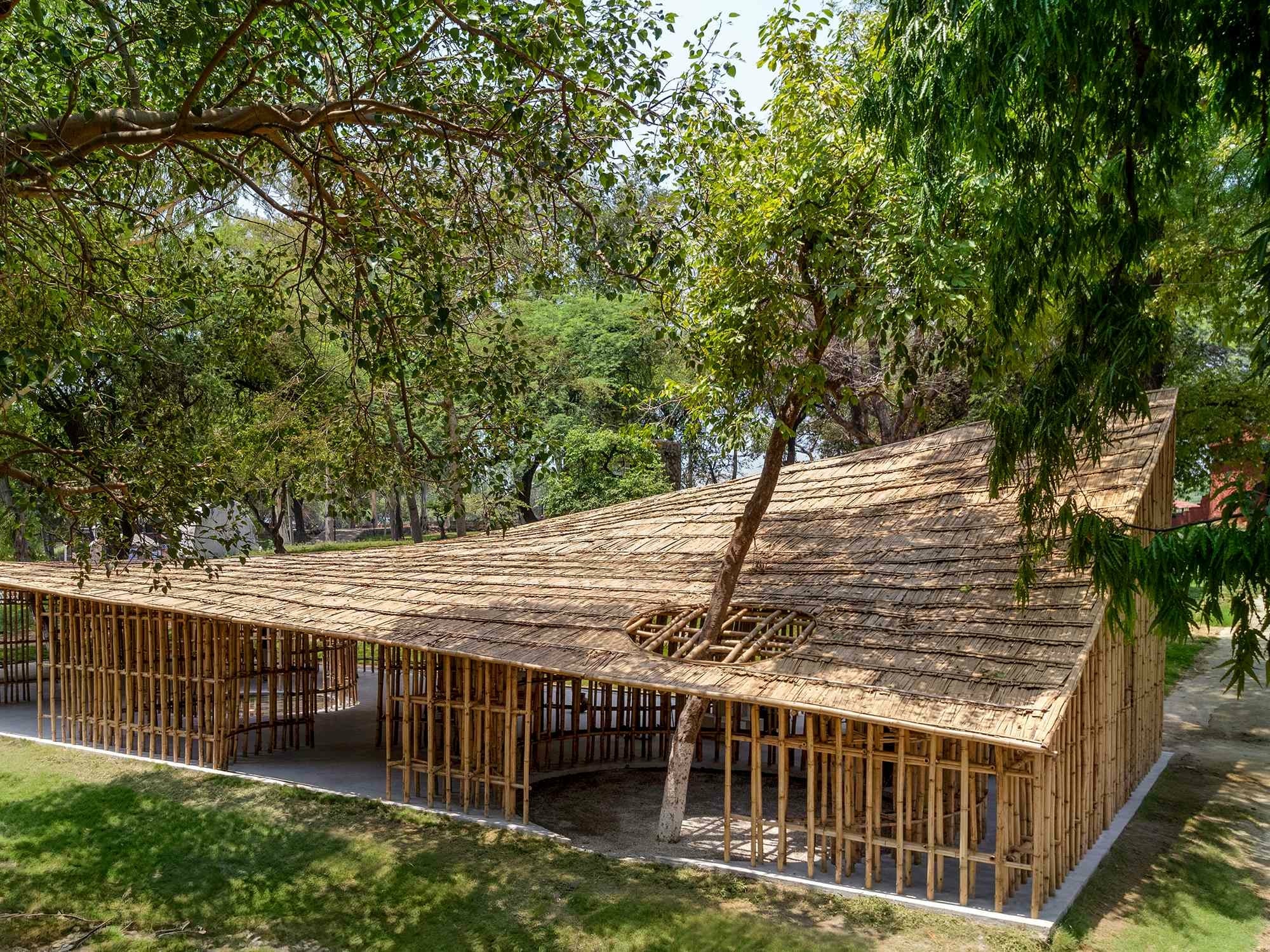 Für die Messe für Handweberei und Kunsthandwerk Surajkund International Crafts Mela, die jährlich in Faridabad gastiert, entwickelte atArchitecture einen Pavillon als reine Bambuskonstruktion. 
