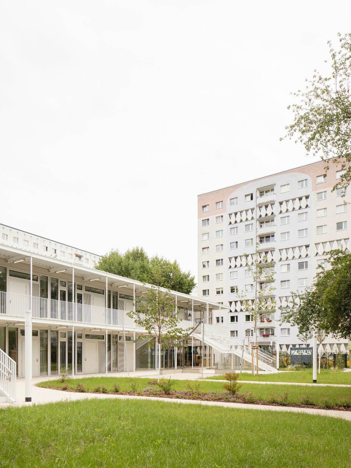 Die Stahlkonstruktion der Balkon- und Treppenanlage erfüllt die Anforderung „nichtbrennbar“.