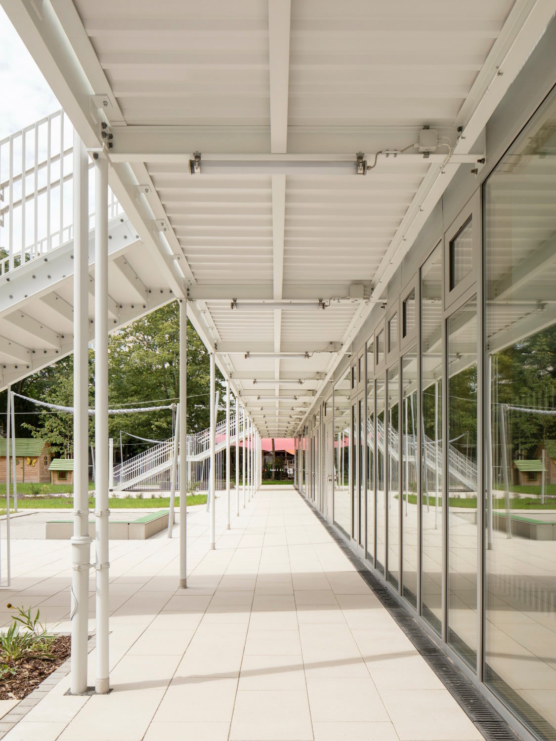 Geschützte Terrasse unter der Stahlbalkonkonstruktion