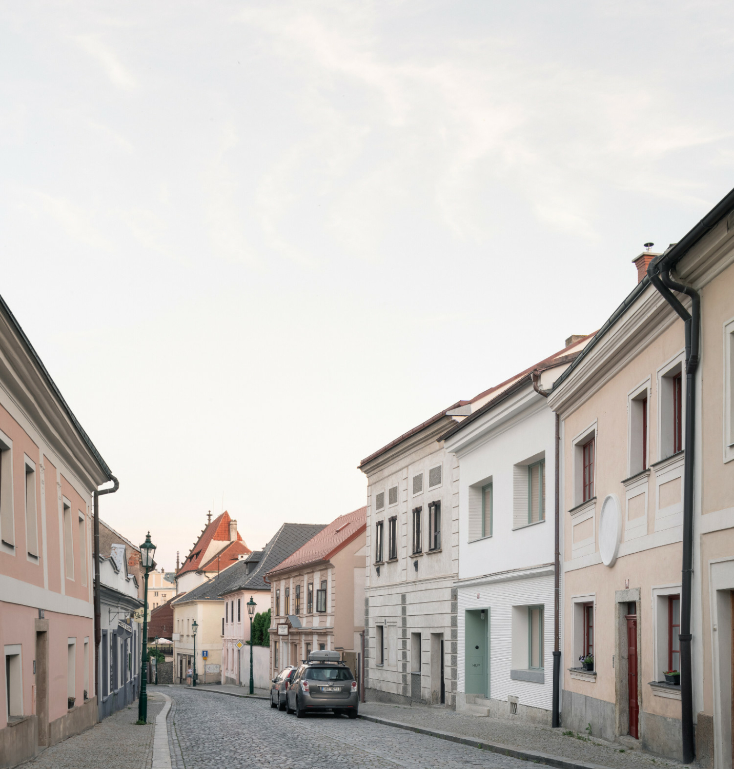 Das Haus ist Teil einer Blockrandbebauung aus dem späten 19. Jahrhundert.