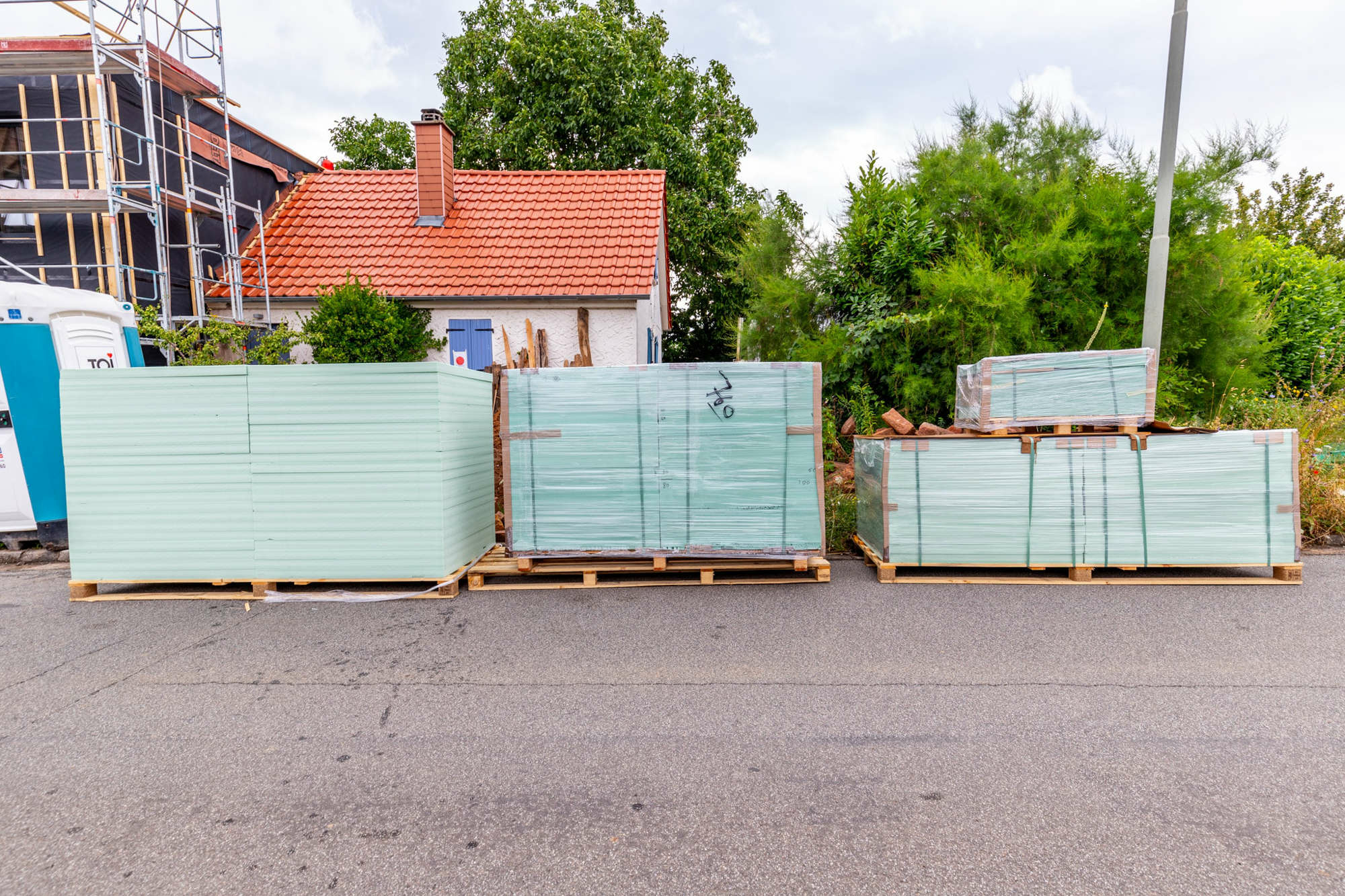 Die Dämmplatten bestehen zu 100 Prozent aus recycelten PET-Flaschen.