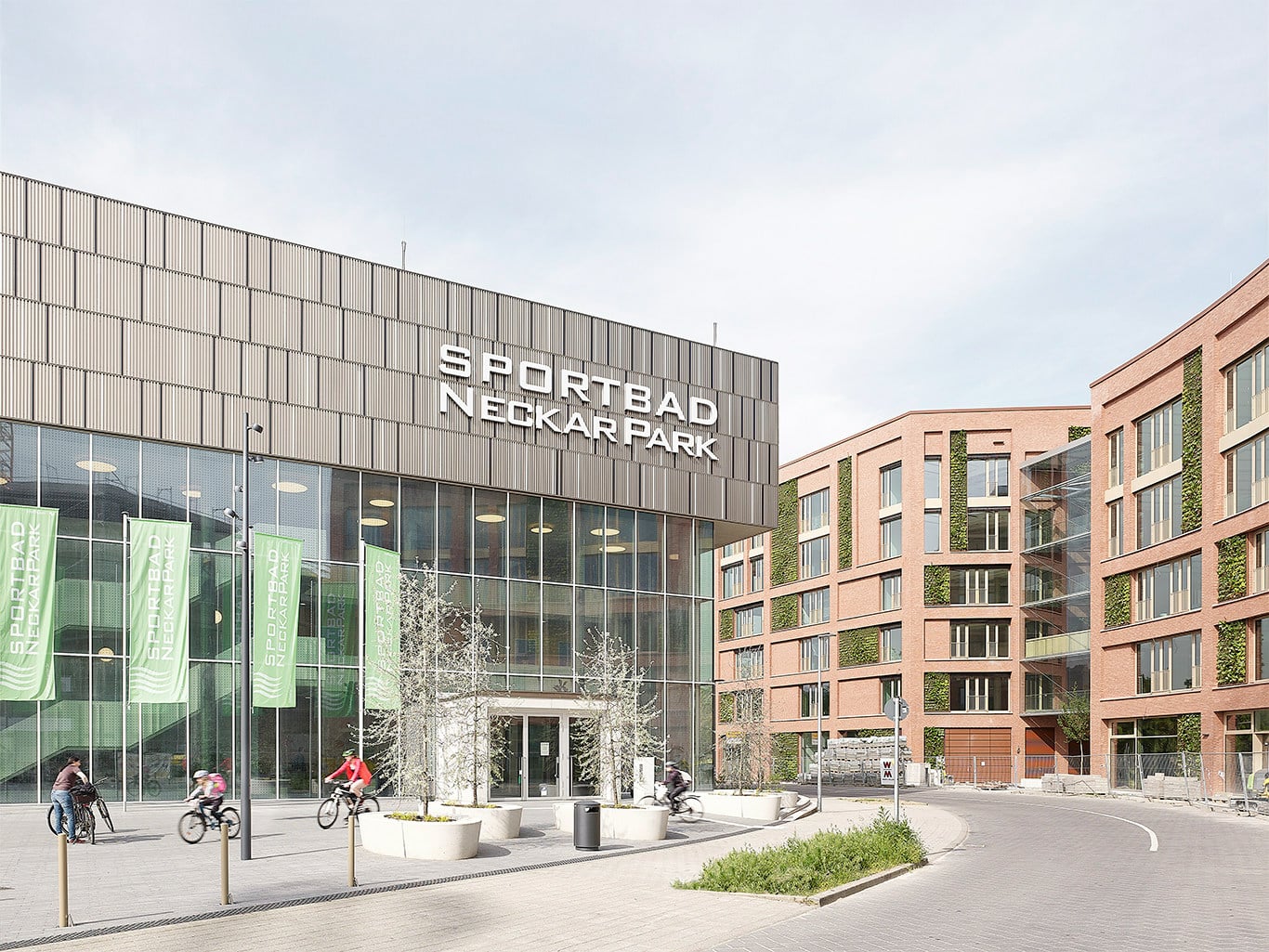 In Richtung Quartier öffnet sich der Neubau zu einem Vorplatz.