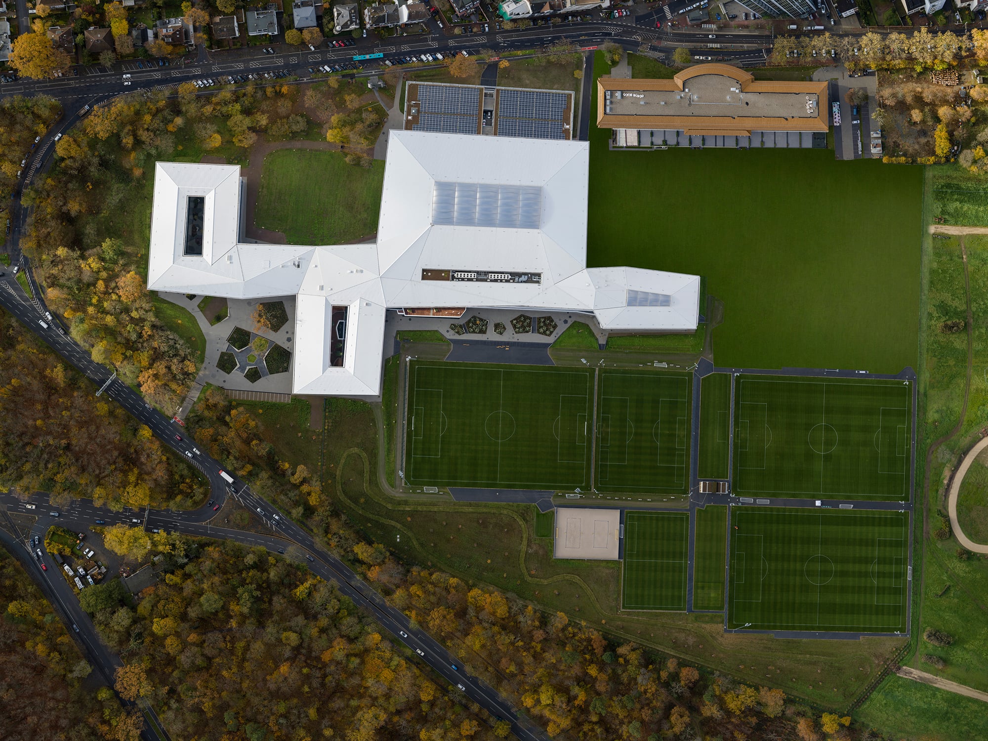 Das Gelände mit weitläufigen Outdoor-Bereichen und Sportplätzen grenzt an den Frankfurter Stadtwald. 