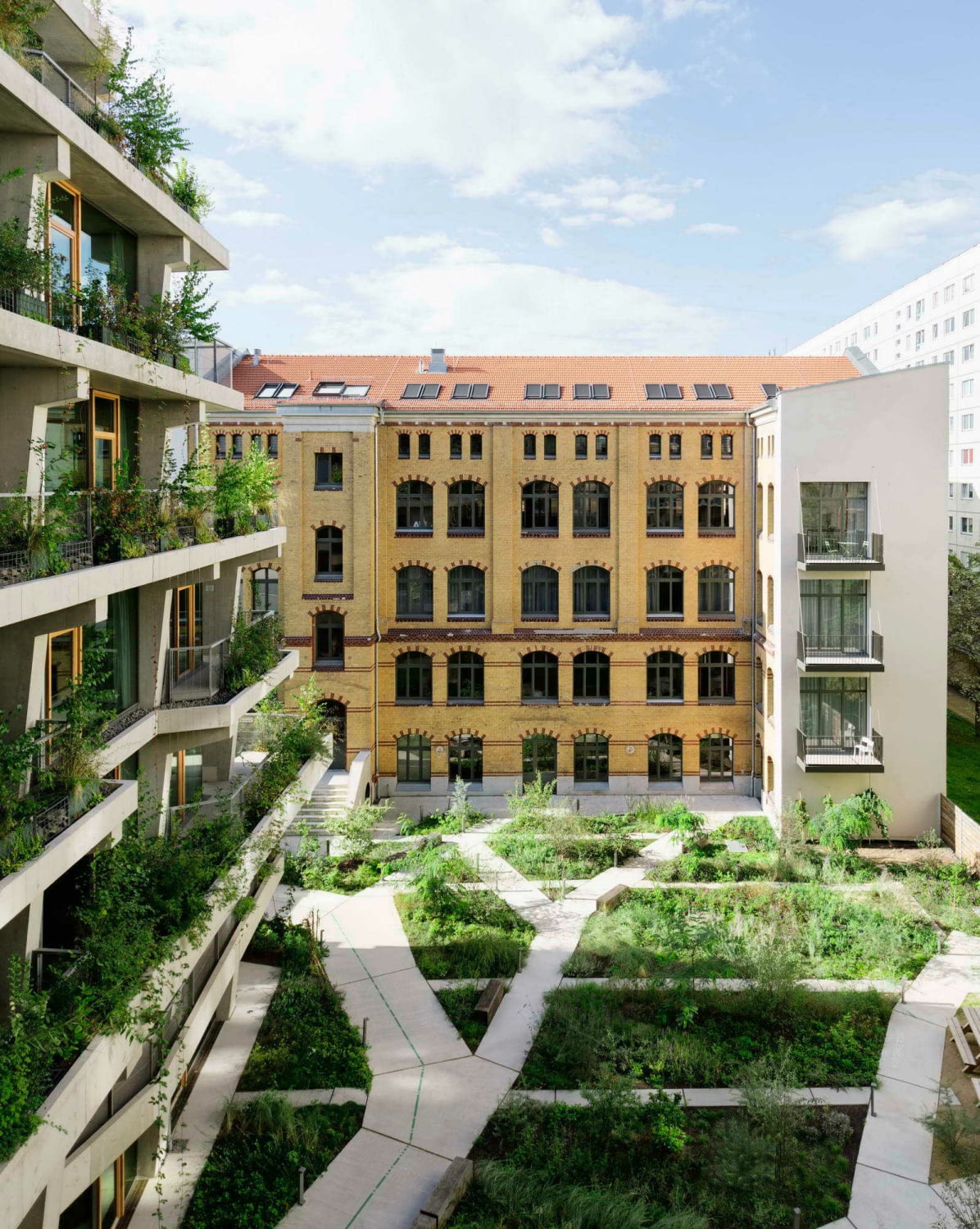 Beide Bestandsbauten – recht schmucklose, denkmalgeschützte Bauwerke aus dem 19. Jahrhundert mit gelber Klinkerfassade – wurden technisch modernisiert.