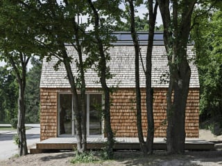Studierende, angehende Zimmerleute und Lehrkräfte der Professur Baukonstruktion des Karlsruher Instituts für Technologie (KIT) errichteten 2022 ein Tiny House, das sie mit Seegraswolle dämmten.