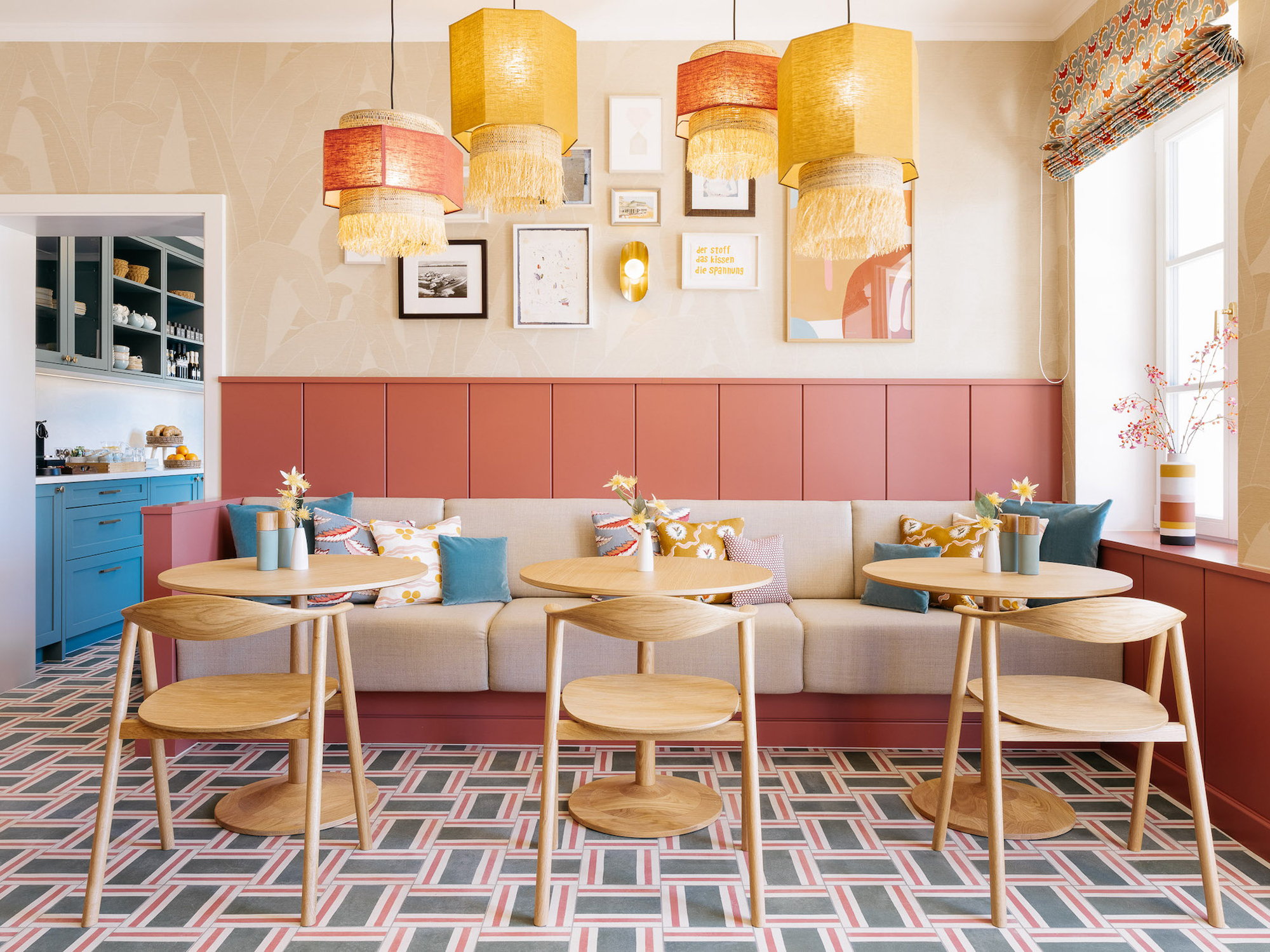 Villa Alma ist ein Boutiquehotel am Wolfgangsee, das von den Interiordesignerinnen Martina Toifl von Heym Collections und Pia Clodi von Studio Eliste neu ausgestattet wurde.