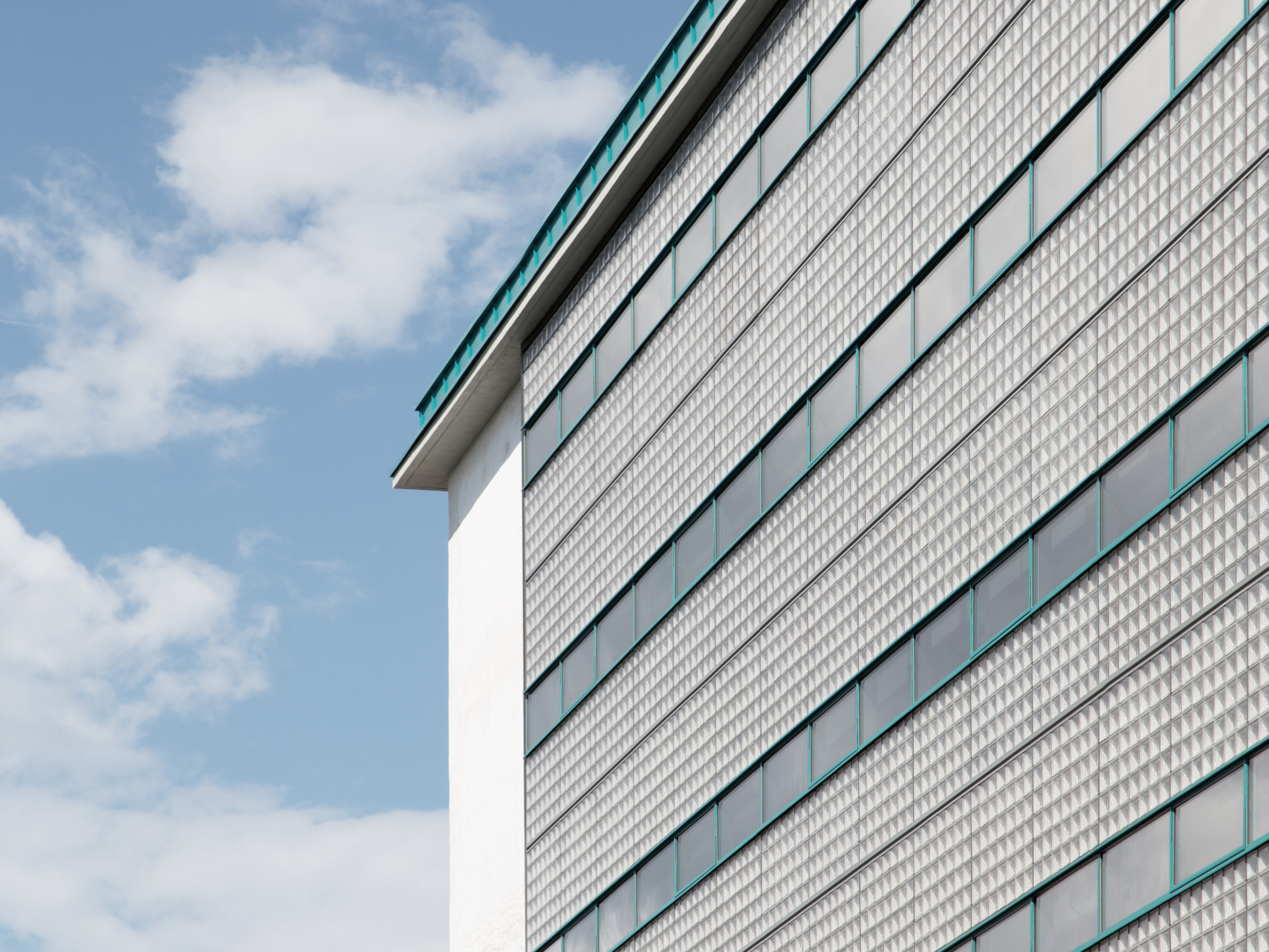 Ein Hingucker ist die neue Fassade aus insgesamt 70.000 Glasbausteinen. Je Etage sind sie optisch durch Fensterbänder unterteilt. 