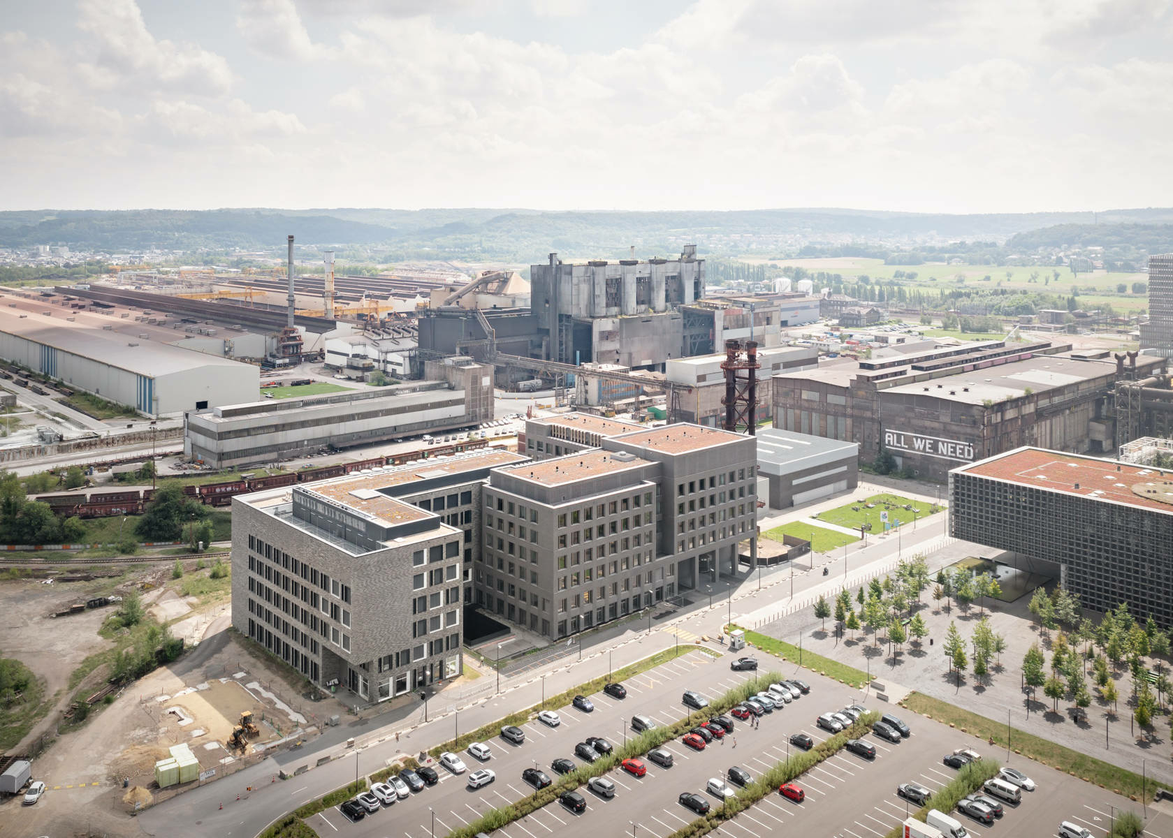 Das Haus der Materialien II schmiegt sich an seinen gleichnamigen Nachbarn an und ergänzt ihn. Beide Gebäude dienen als Bildungsbau mit Laboreinheiten, wobei die Architekt*innen den Südbau des Büros Behles&Jochimsen besonders flexibel planten.