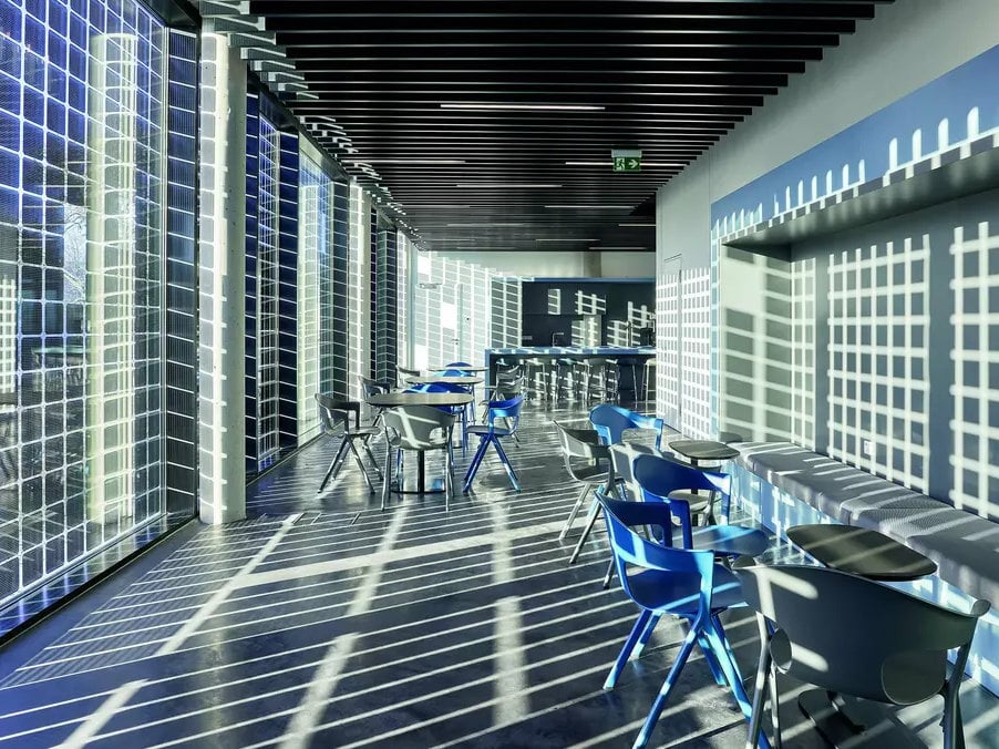 Gebäudehülle als Kraftwerk: Beim Büroneubau OWP 12 von Drees & Sommer in Stuttgart wurden knapp 700 Quadratmeter Fassadenfläche mit PV-Elementen versehen. 