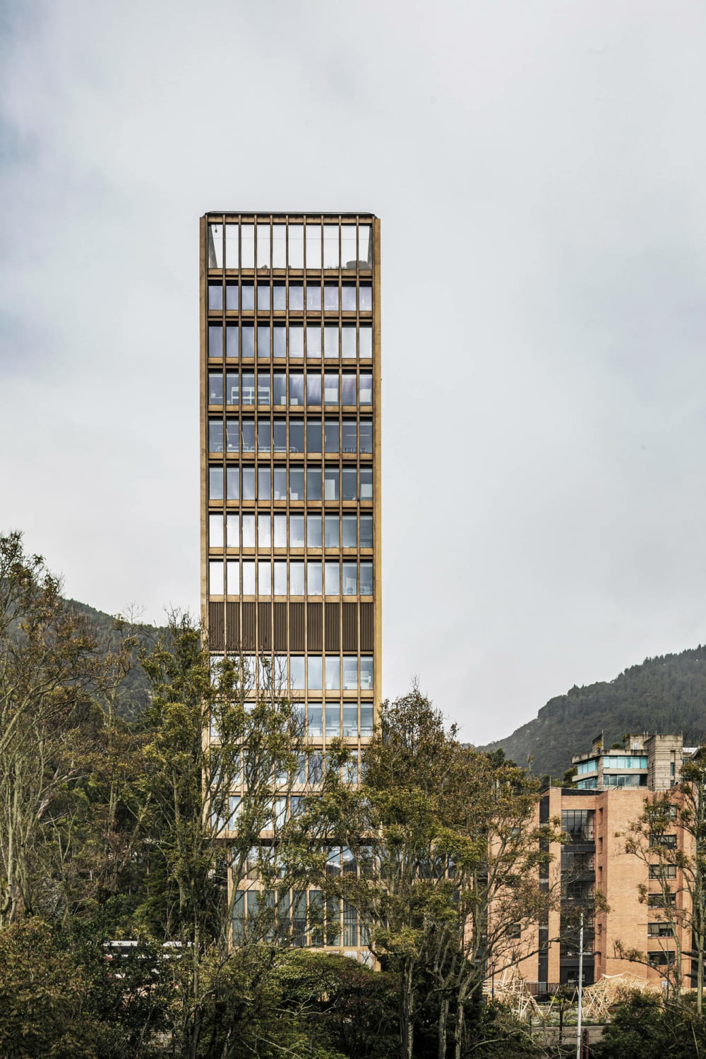 Juan Pablo Ortiz Arquitectos JPO und Taller Architects entwarfen eine Stahlrahmenkonstruktion aus Hohlprofilen, die das Erscheinungsbild des markanten Bauwerks charakterisiert.