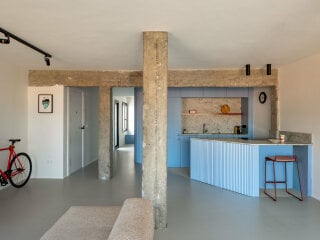 In Bilbao baute das junge Büro Tenka Arkitektura eine ehemalige Arbeitsstätte in eine Wohnung für eine kleine Familie um.