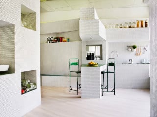 Beim Umbau der 36 Quadratmeter-Wohnung brachten die Architekten alles Notwendige in den Wänden unter