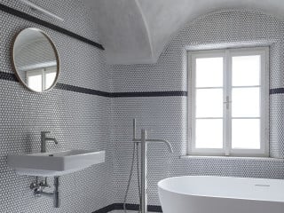 Das rund 450 Jahre alte Stajnhaus wurde nach Plänen von Atelier Ora behutsam saniert und beherbergt heute fünf Gästezimmer sowie die Wohnung der Bauherr*innen.