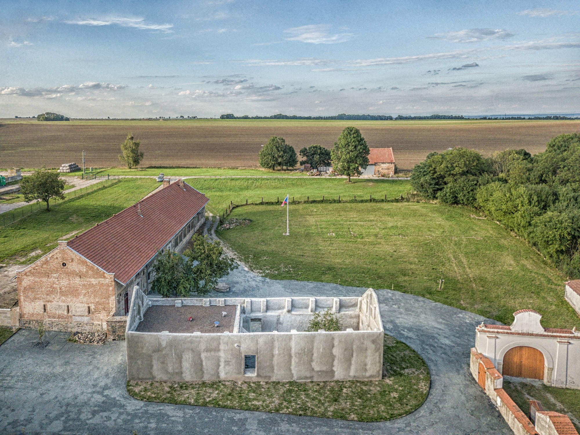 Das Architekturbüro IXA verwandelte einen ehemaligen Bauernhof im ländlichen Tschechien in eine Gedenkstätte.