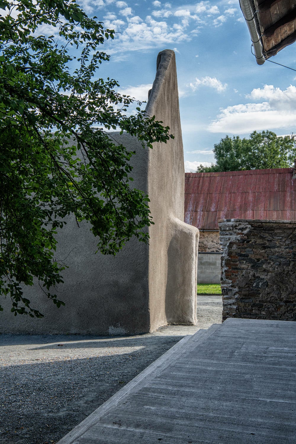 Von den Eingangstreppen des Ausstellungsbereichs ist die Ruine des Wohnhauses sichtbar.