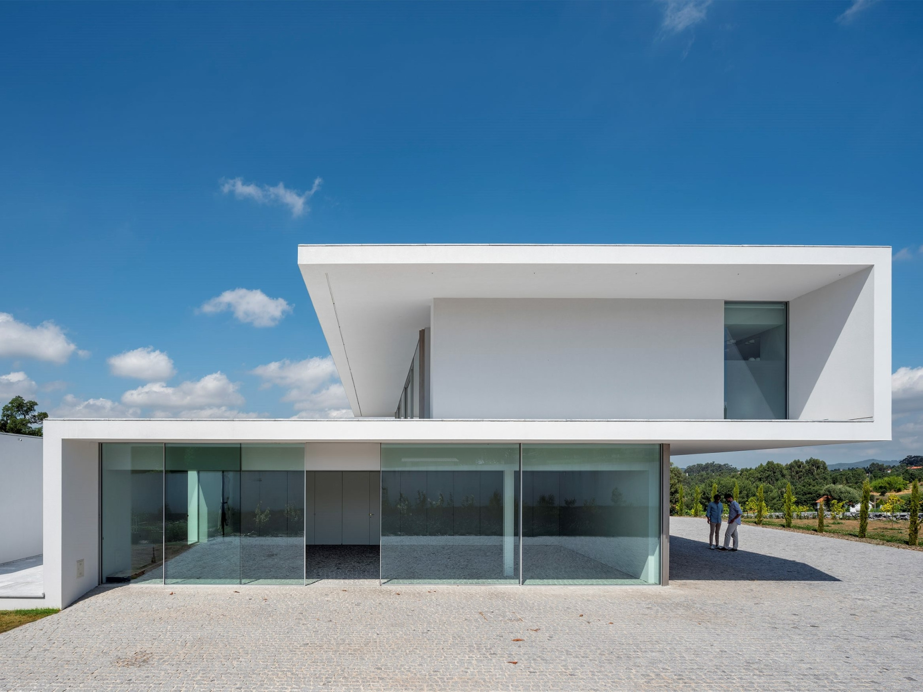 Das Wohnhaus mit Schwimmbad und Dachterrasse auf einer Anhöhe am Rande des portugiesischen Städtchens Santo Tirso