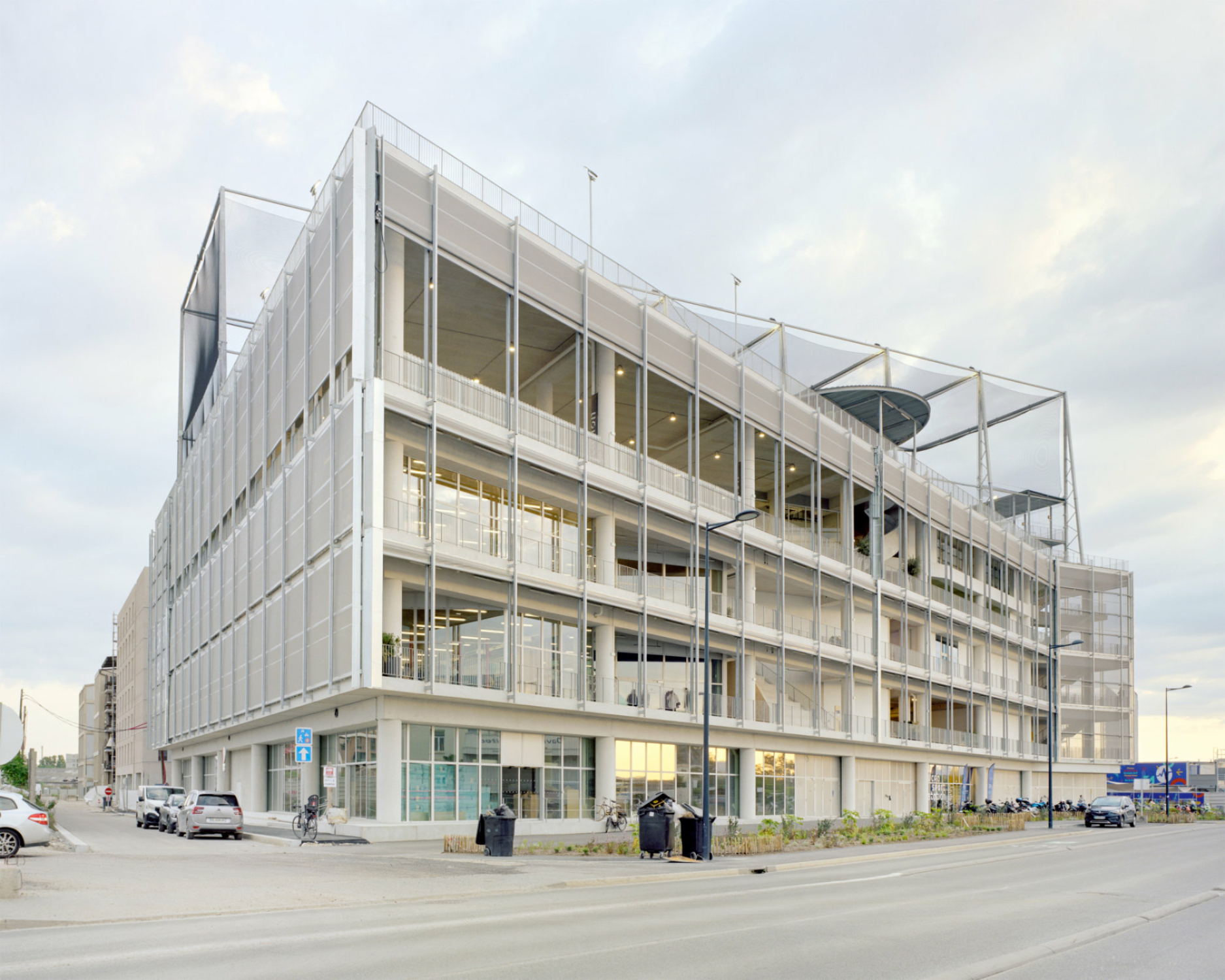 Das Gebäude ist als Regal konzipiert, in das verschiedene Sportstätten eingestellt sind.