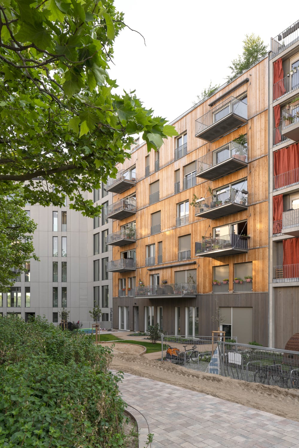 Die Balkone sind auf beiden Seiten und über alle Geschosse als filigrane Seilkonstruktionen angehängt.