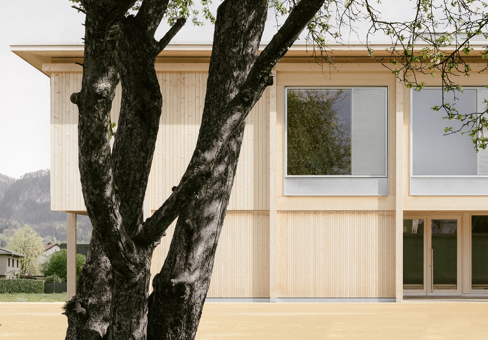 Westliche Eingangsseite: Die Fassade bildet eine hinterlüftete Holzschalung aus unbehandeltem Fichtenholz.