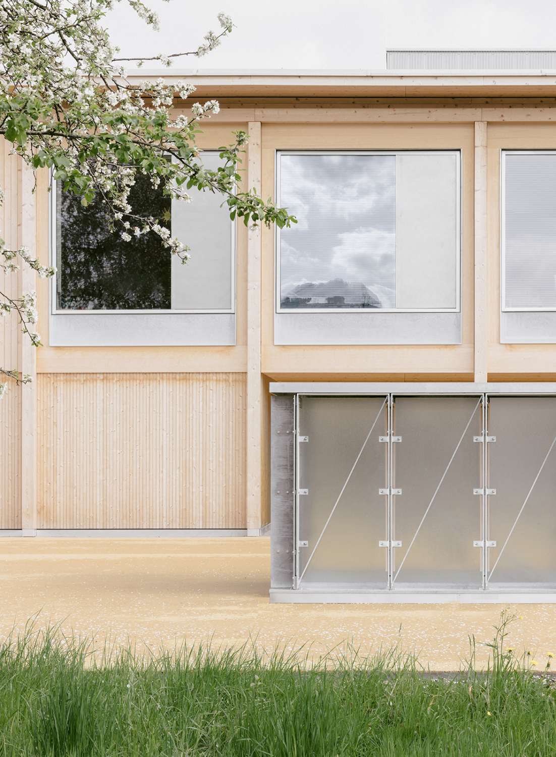 Quadratische Fenster gliedern die Fassade und sorgen für reichlich Tageslicht im Innenraum.