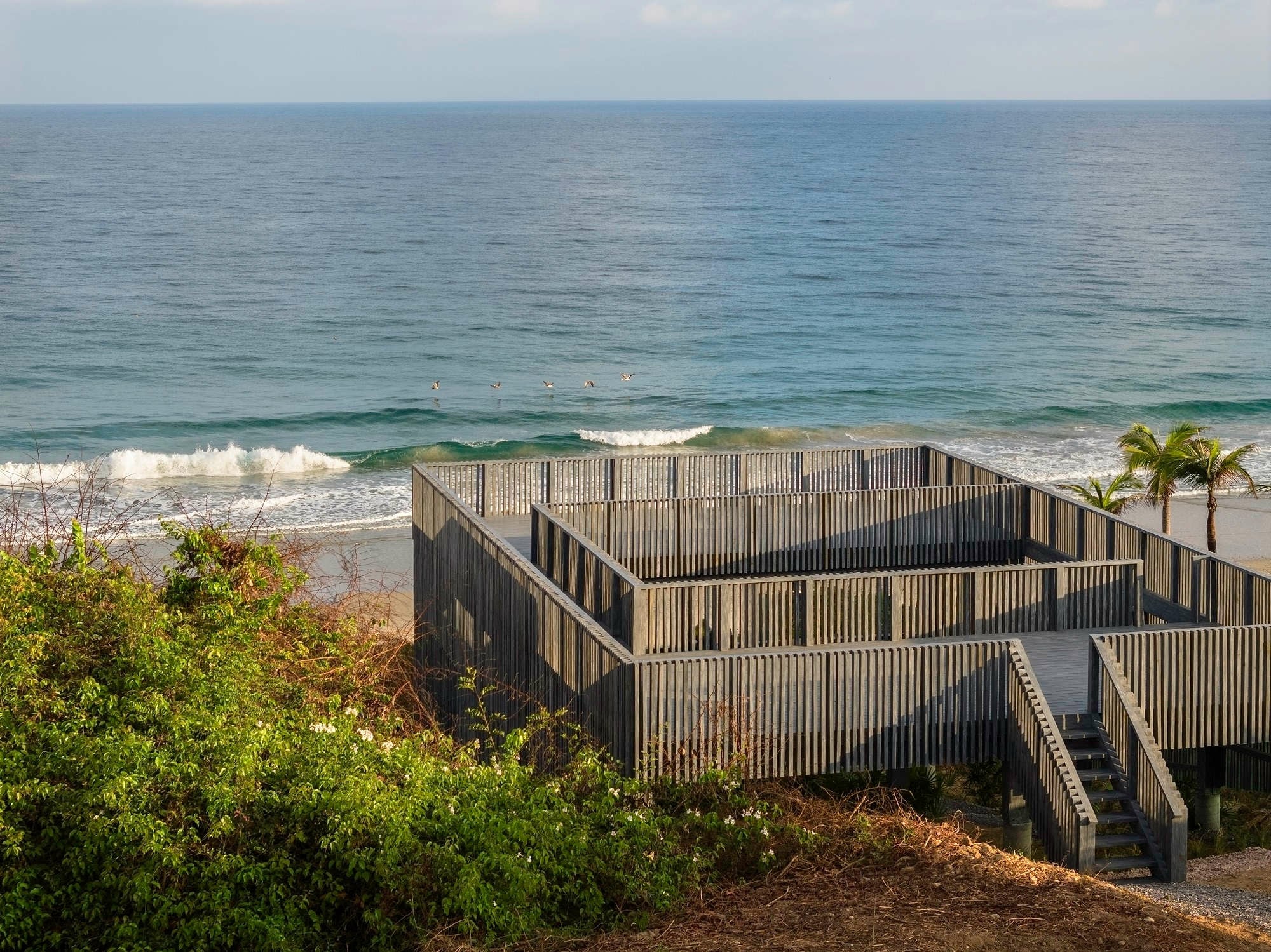 Der Pavillon in Holzständerbauweise bietet Ausblicke auf die Pazifikküste und das Meer.