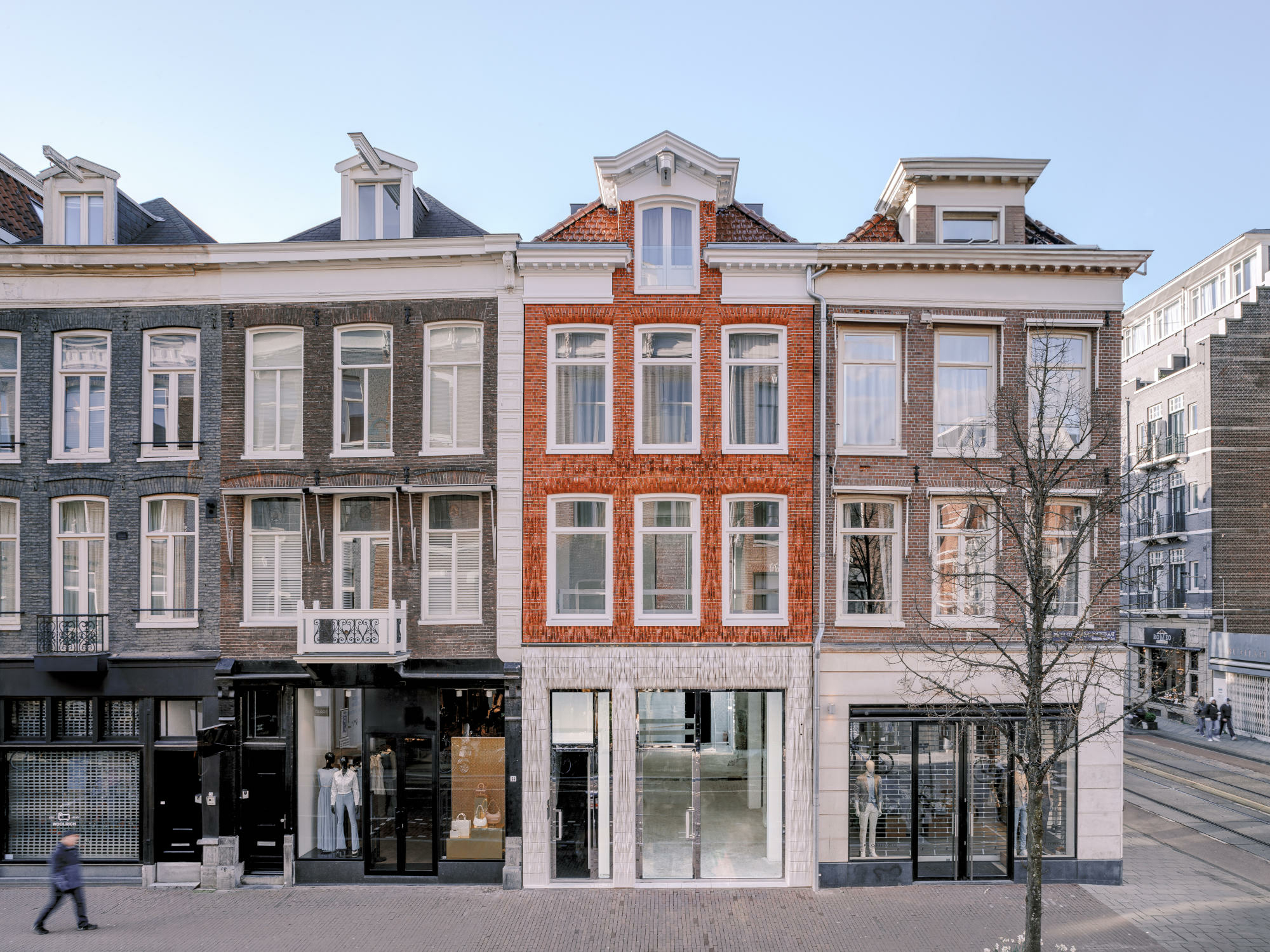 Die Fassadenfliesen des Ceramic House von Studio RAP bilden die Silhouette der ursprünglichen Fassade nach.