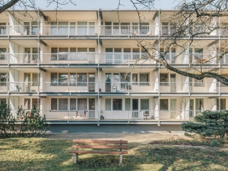 In Prag hat das Büro re:architekti die Loggien eines Plattenbaus vergrößert.