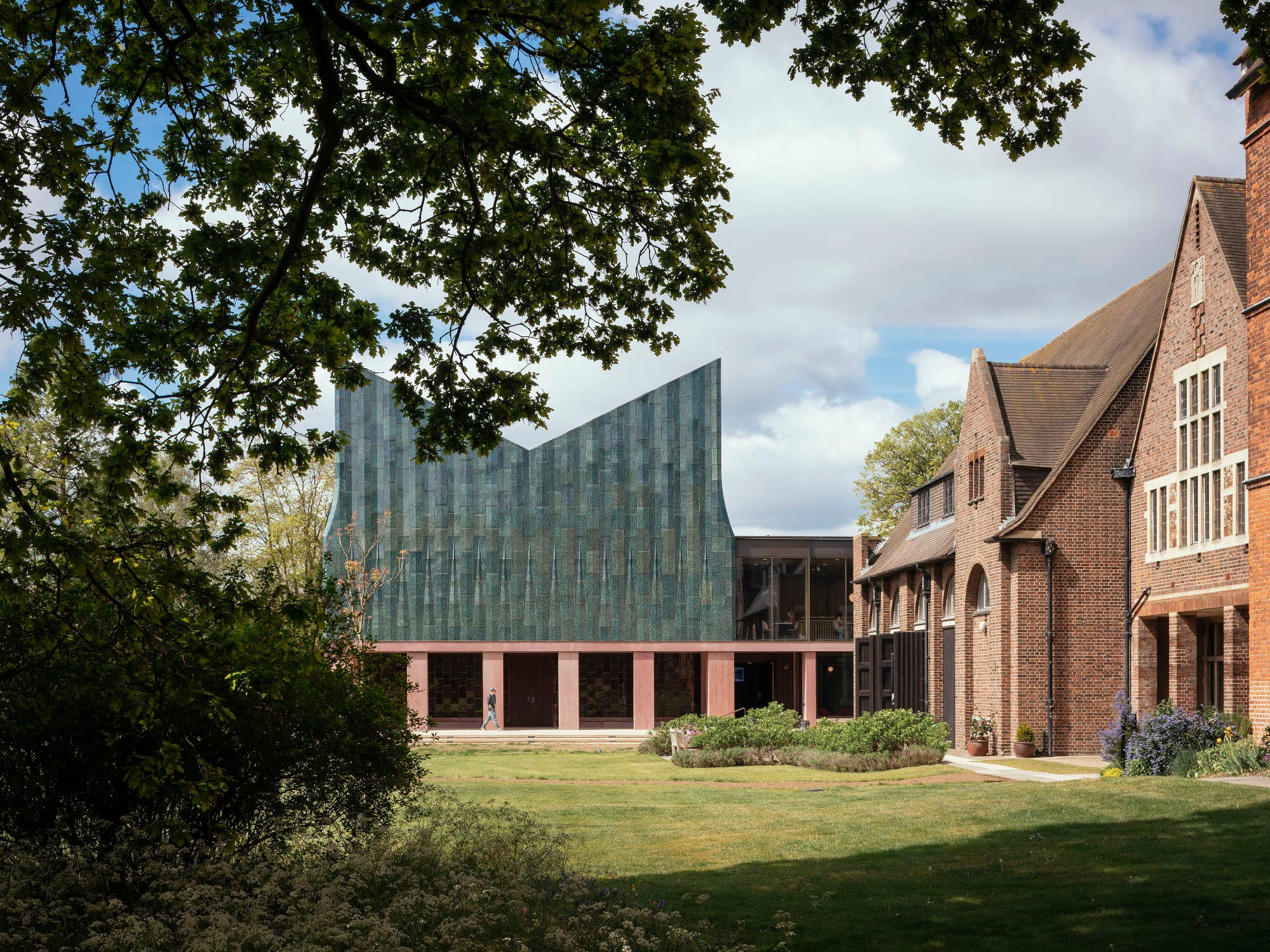 Das Büro Feilden Fowles konnte mit seinem Entwurf einer neuen Mensa für das Homerton College in Cambridge den 2017 international ausgeschriebenen Wettbewerb für sich entscheiden.