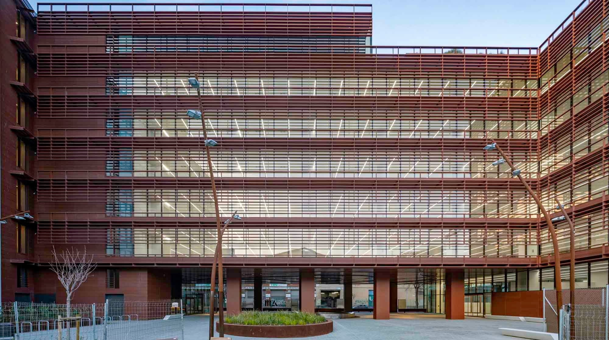Die Fassade zeichnet sich auch durch ein besonderes Lamellensystem aus.
