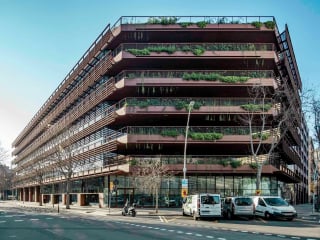 Sachliches, zurückhaltendes Design soll das Bürohaus in die Umgebung einfügen. 