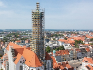 Die Basilika St. Ulrich und Afra in der Augsburger Innenstadt prägt das Stadtbild.