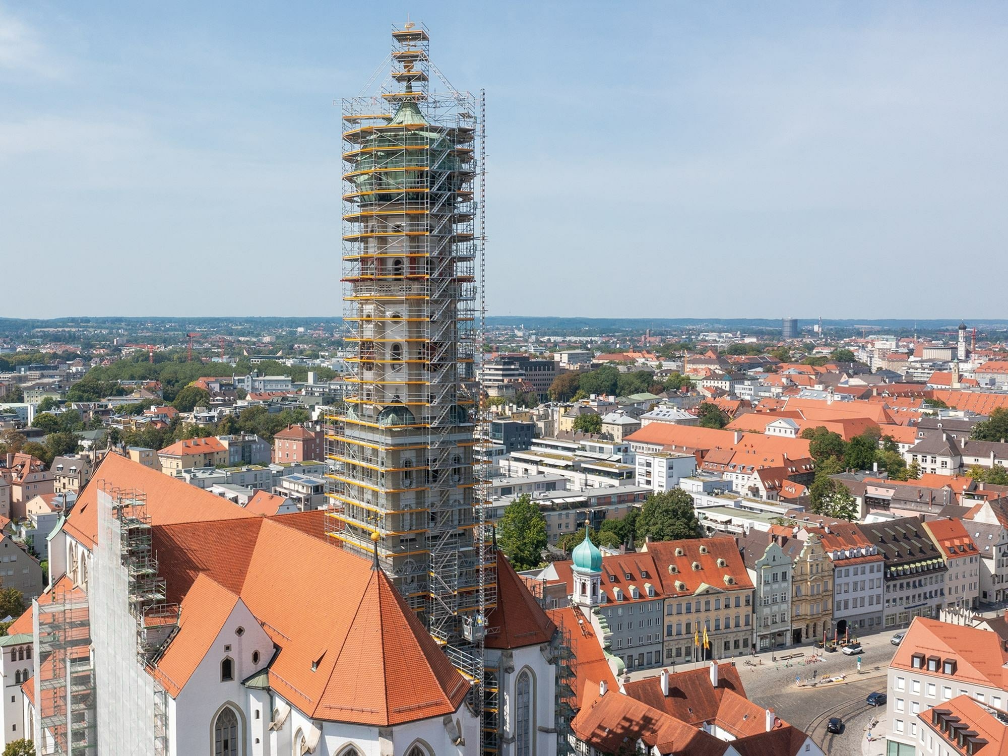 Die Basilika St. Ulrich und Afra in der Augsburger Innenstadt prägt das Stadtbild.
