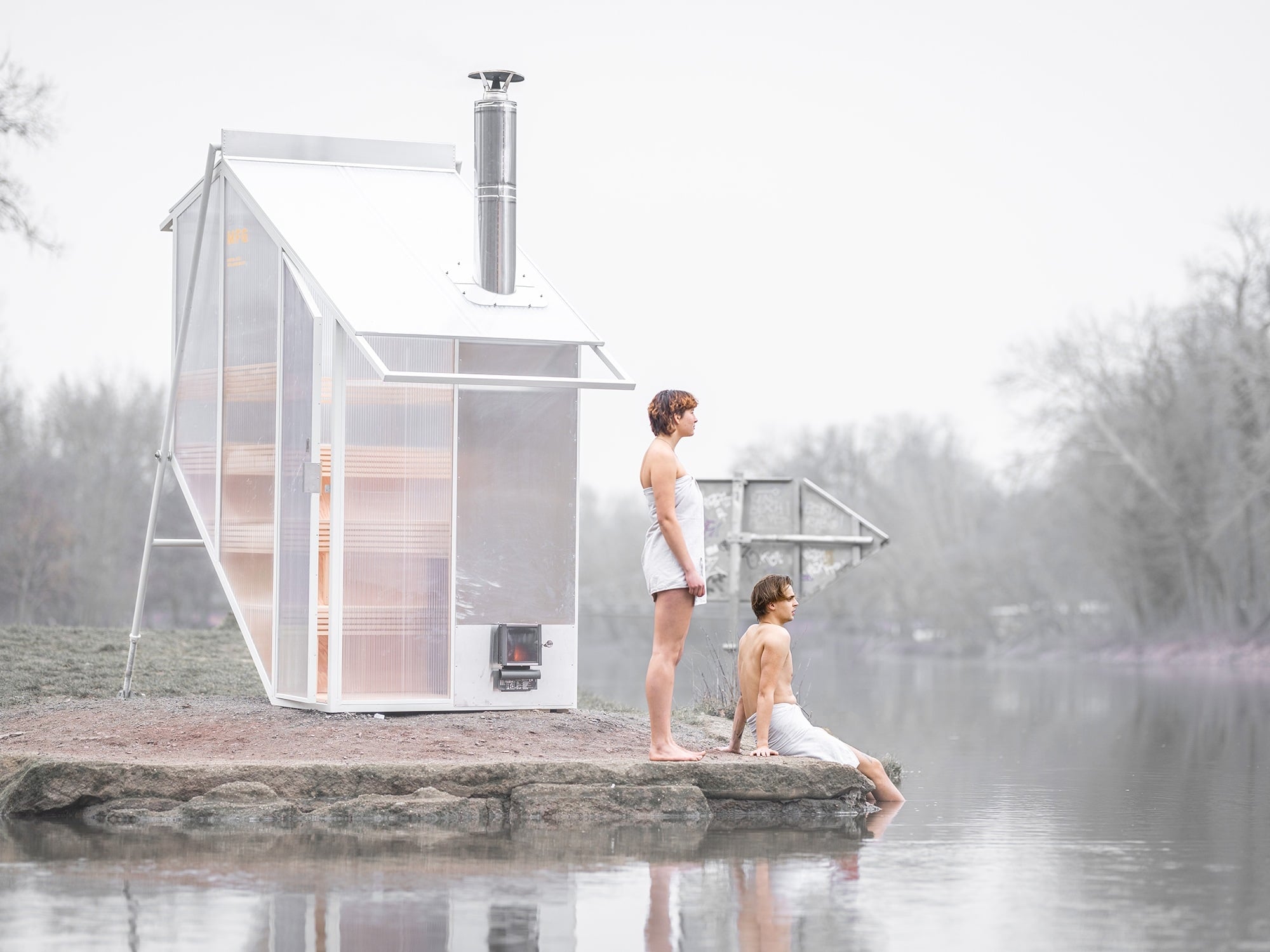 Die Mobile Sauna lädt nach der Nutzung zu einer Abkühlung in der Saale ein.