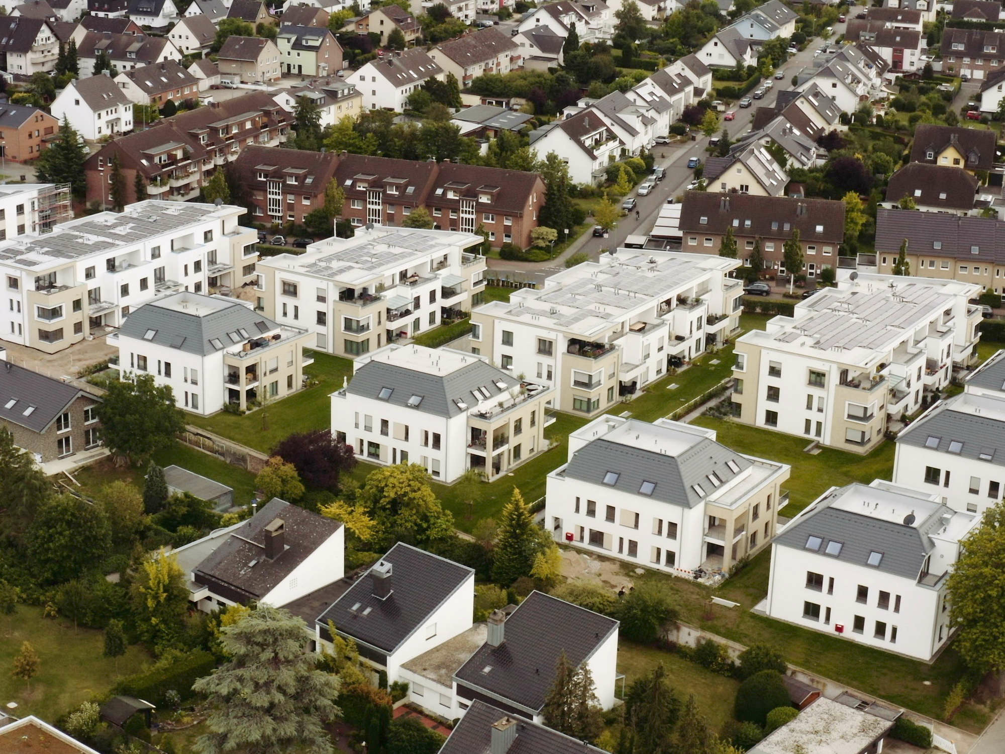 Für die zwölf Mehrfamilienhäuser gibt es insgesamt fünf Wärmezentralen, die über ein Kaltes Nahwärmenetz mit Umweltwärme aus Erdsonden versorgt werden.