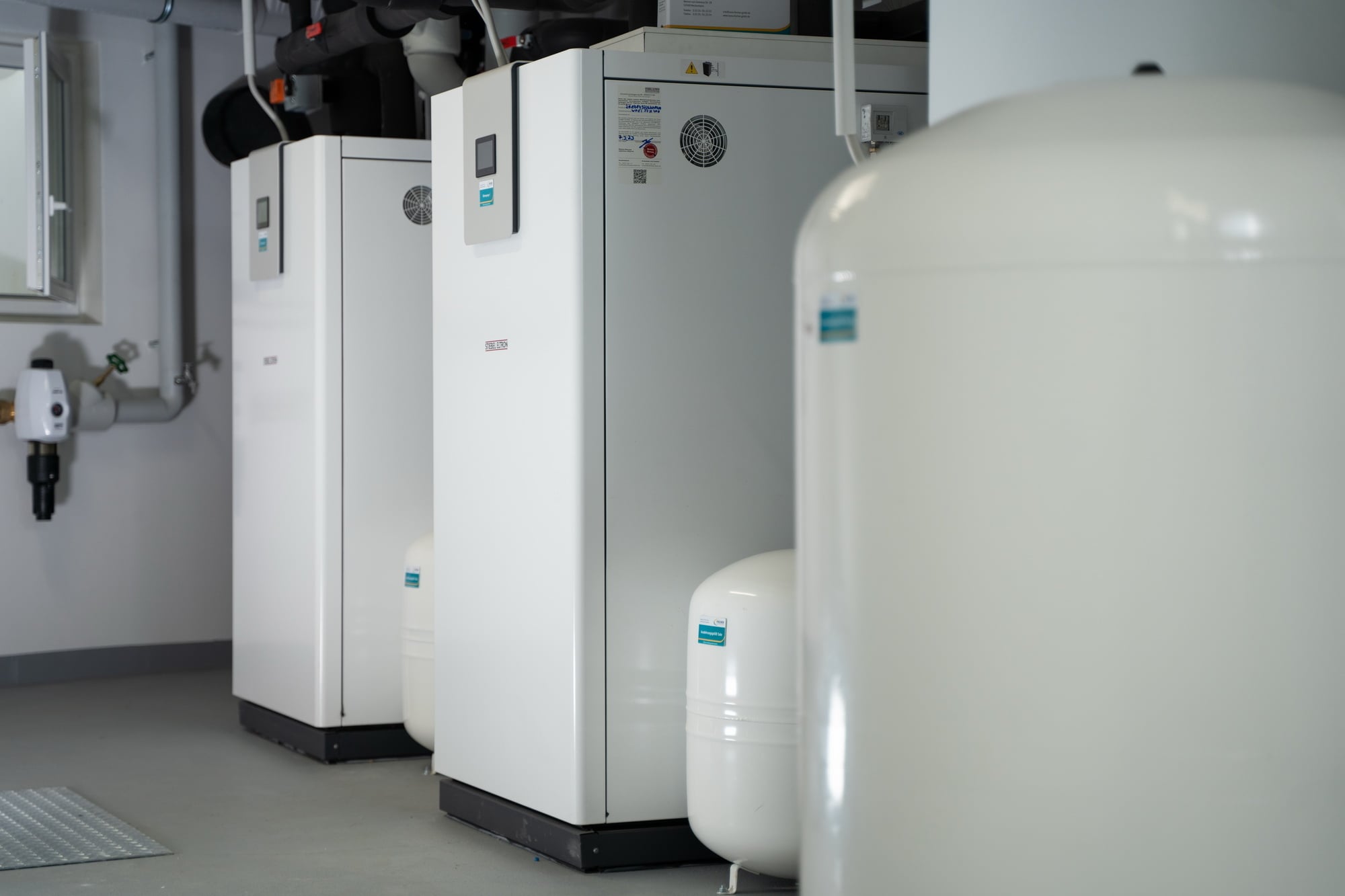 Die Heizzentralen werden über das Internet-Service-Gateway (ISG) von Stiebel Eltron miteinander vernetzt und zentral überwacht. Gleichzeitig wird das System über das ISG mit der PV-Anlage vernetzt, sodass ein größtmöglicher Anteil des selbsterzeugten Stroms zum Betrieb der Wärmepumpen eingesetzt werden kann.