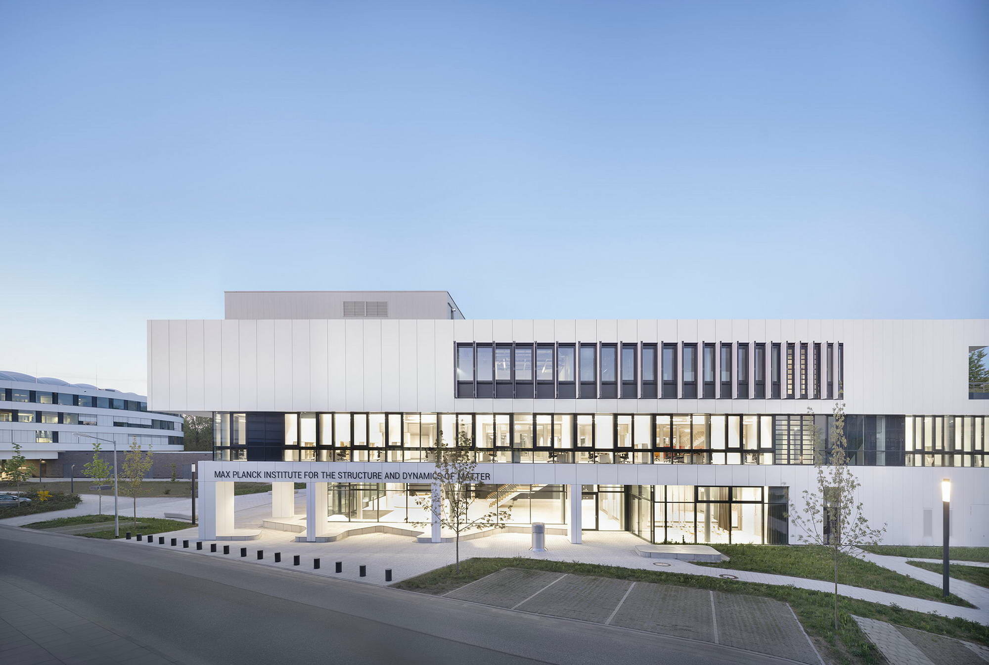Die Bauherrin wünschte sich eine Architektur, die Offenheit, Kommunikation und Transparenz transportiert. 