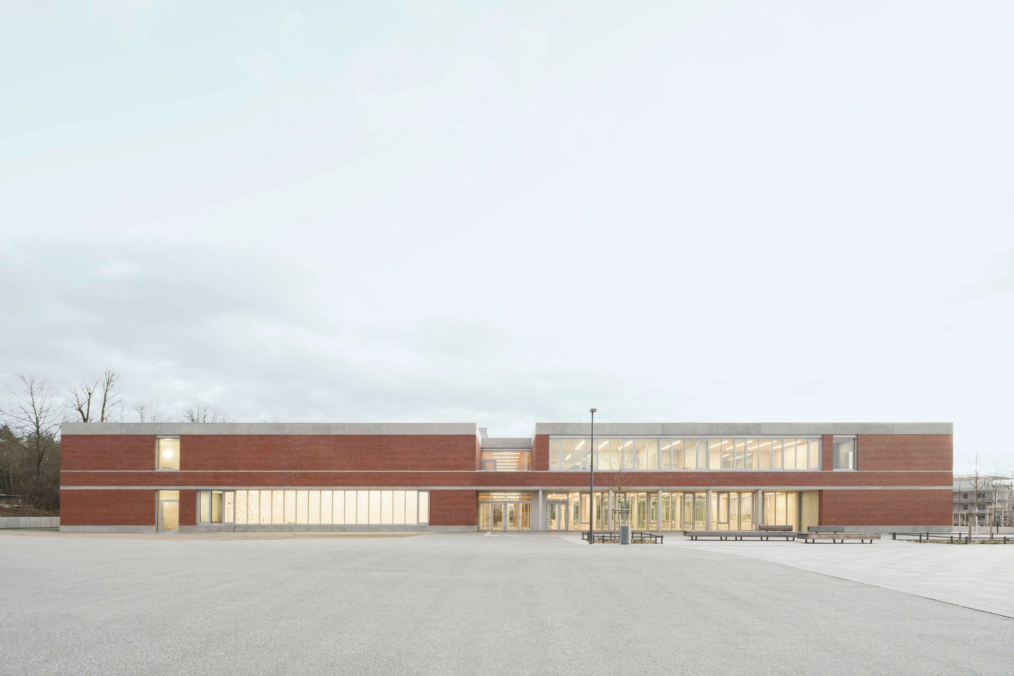 Der Haupteingang der Schule befindet sich an der Nordseite des zweigeschossigen Neubaus.