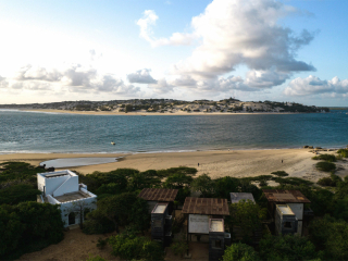 Auf dem ostafrikanischen Lamu-Archipel in Ostafrika entwarfen die italienischen Architekturschaffenden Ferdinando Fagnola und Andrea Veglia ein Strandhaus-Ensemble.