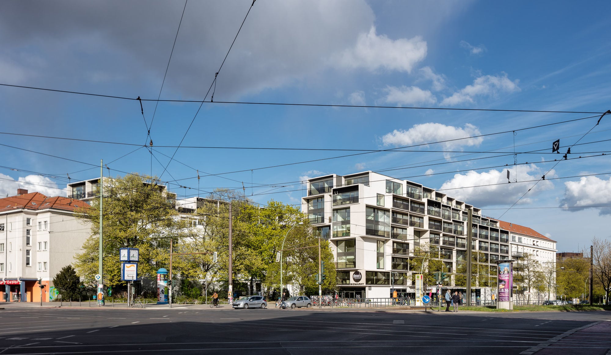 Mit der Umnutzung, Ergänzung und Aufstockung eines ehemaligen Krankenhauses an der Kreuzung Prenzlauer Allee/Danziger Straße entstanden 217 neue, verschieden große Wohnungen