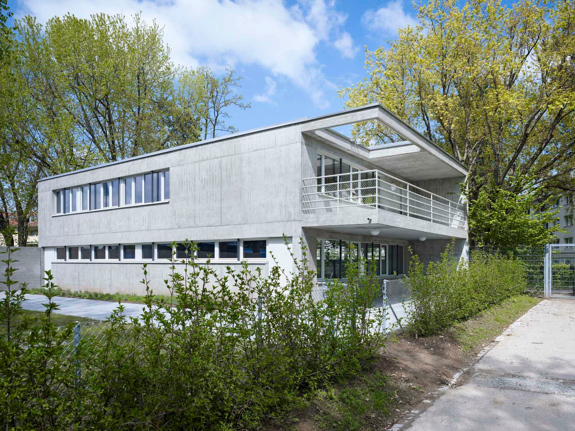 Zwei neue Türen an der Südwestfassade erlauben den Zutritt von den Gruppenräumen in den Garten.