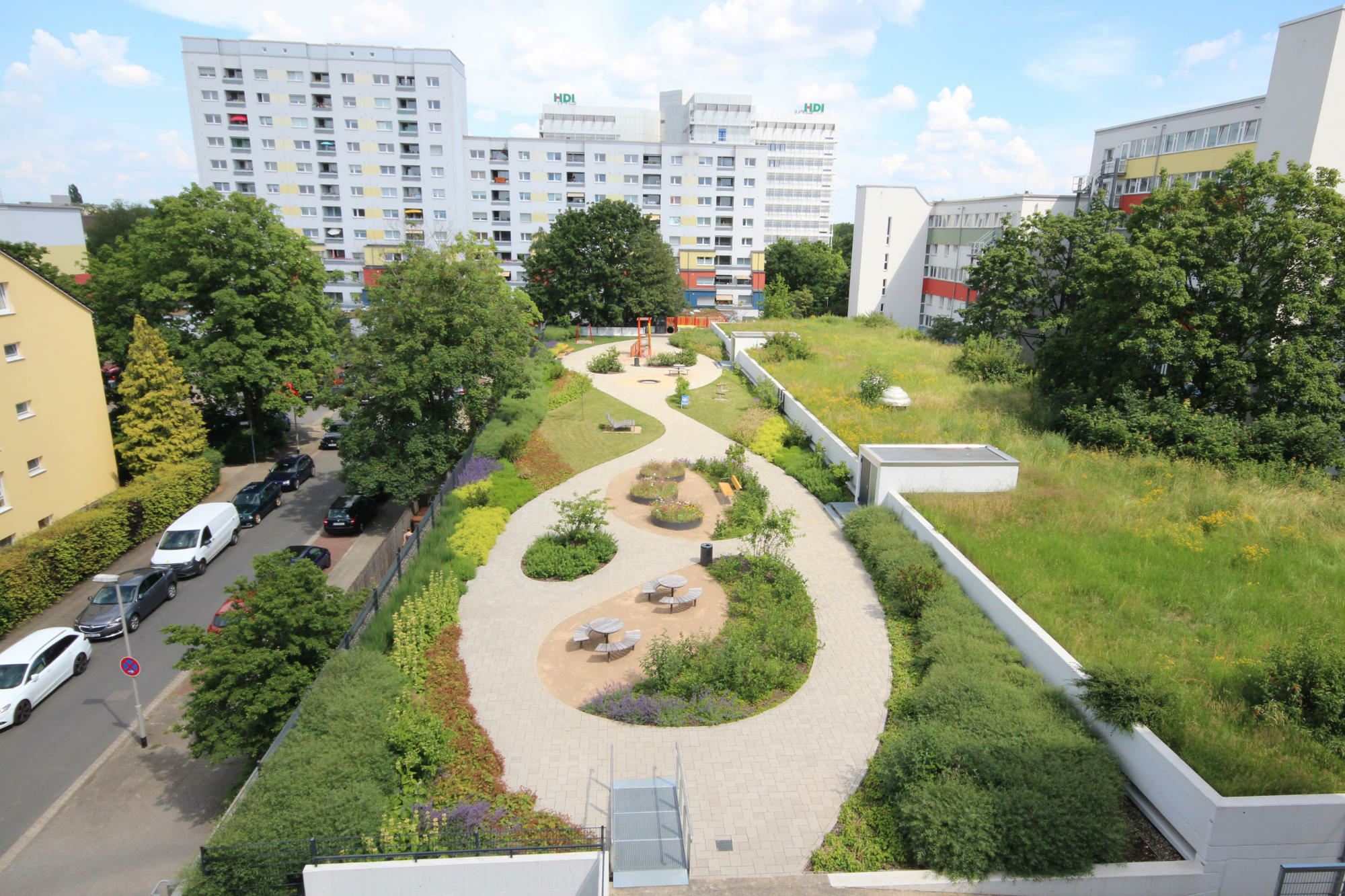 Durch Rückhalt und Verdunstung von Regenwasser wird das Gründach auf einem Parkhaus in Hannover nachhaltig bewässert.